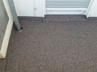 Balkonsanierung mit Flüssigkunststoff Oberflächenfarbe in schwarz-rot-weiss