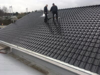 Neu eingedecktes Steildach mit Fenstern