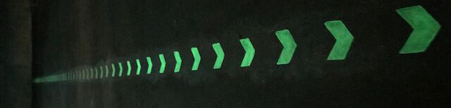 Nachleuchtende Markierung im Parkhaus