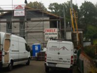 Dachdeckerarbeiten mit Gerüst und Kran