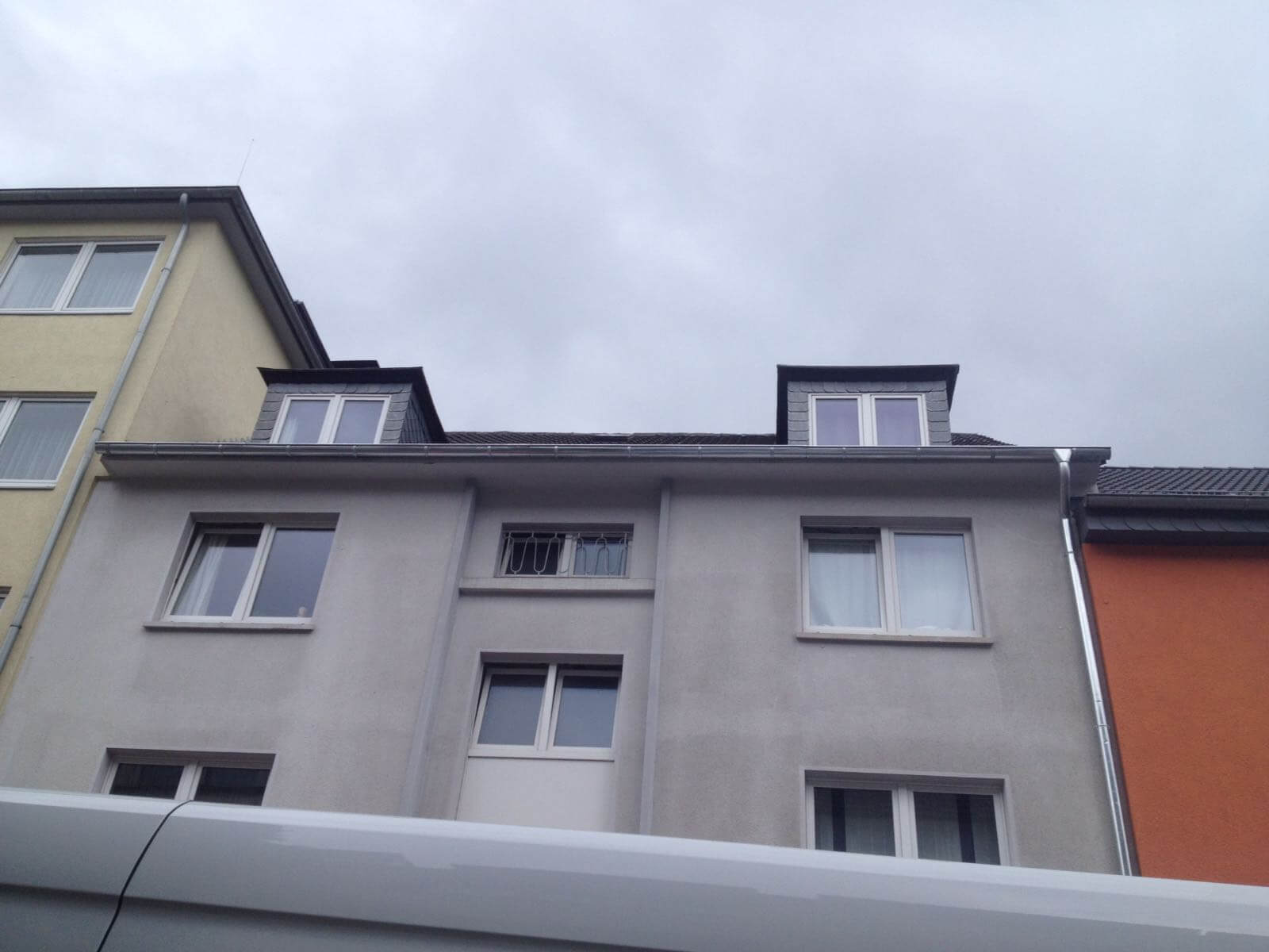 Dachrinnenreinigung an Mehrfamilienhaus