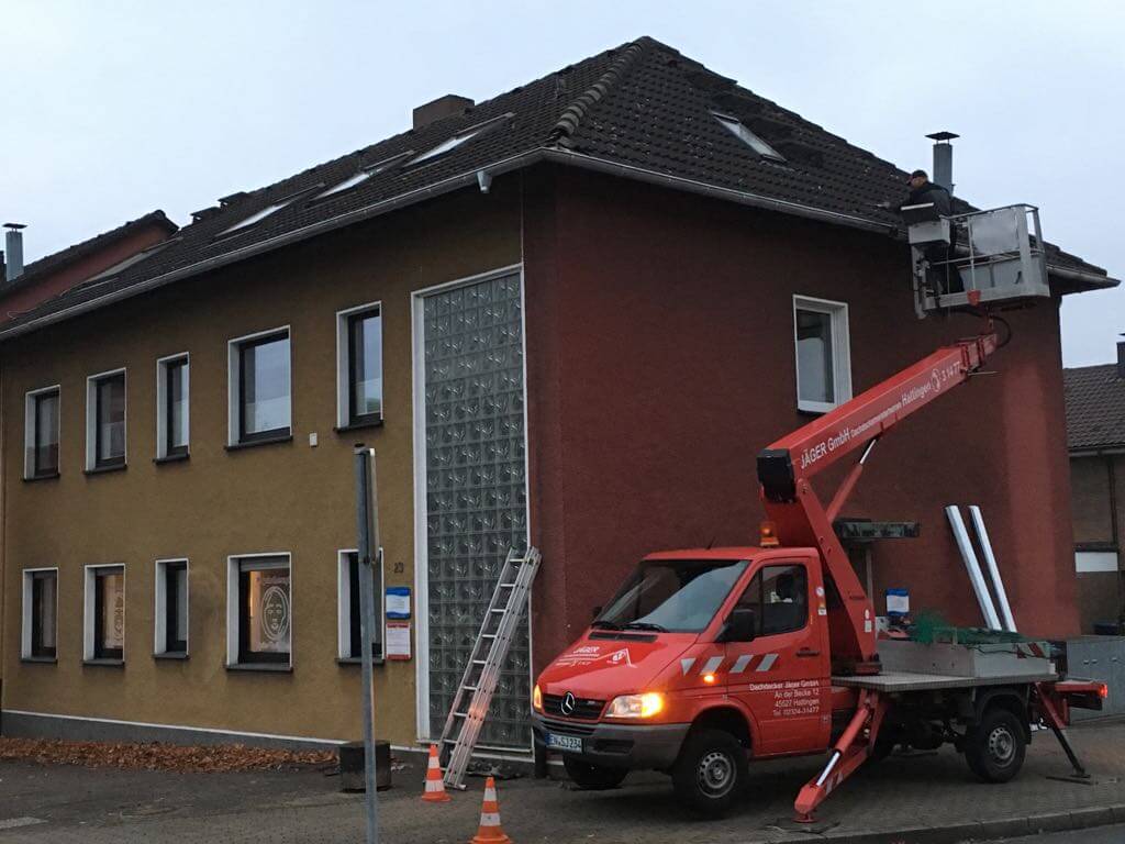 Dachrinnen aus Titanzink werden angebracht
