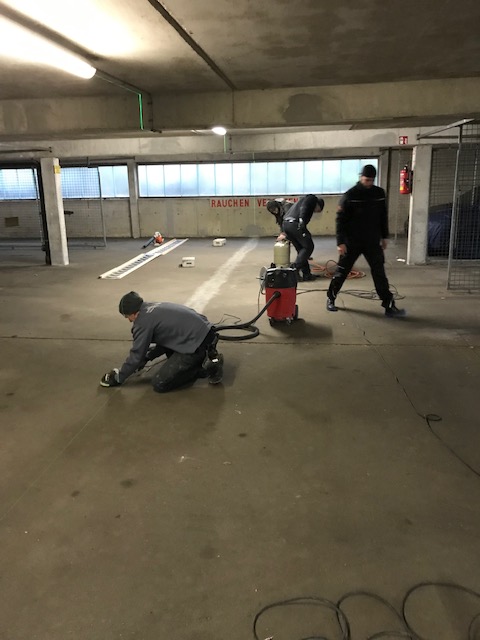 Arbeiten an der Fluchtwegmarkierung