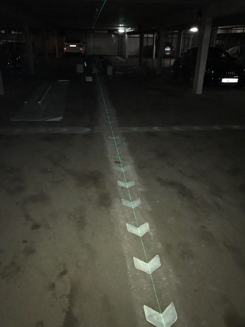 Nachleuchtende Markierung am Boden